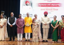 लोक भवन में आयोजित गुजरात एवं महाराष्ट्र राज्य स्थापना दिवस कार्यक्रम में उपस्थित लोगों के साथ राज्यपाल।
