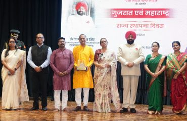 लोक भवन में आयोजित गुजरात एवं महाराष्ट्र राज्य स्थापना दिवस कार्यक्रम में उपस्थित लोगों के साथ राज्यपाल।