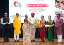 लोक भवन में आयोजित गुजरात एवं महाराष्ट्र राज्य स्थापना दिवस कार्यक्रम में उपस्थित लोगों के साथ राज्यपाल।