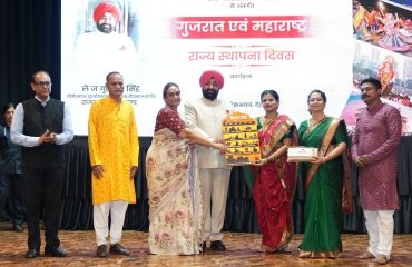 लोक भवन में आयोजित गुजरात एवं महाराष्ट्र राज्य स्थापना दिवस कार्यक्रम में उपस्थित लोगों के साथ राज्यपाल।