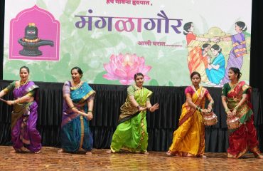 लोक भवन में आयोजित महाराष्ट्र राज्य स्थापना दिवस के अवसर पर सांस्कृतिक कार्यक्रमों की मनमोहक प्रस्तुतियां देते हुए कलाकार।