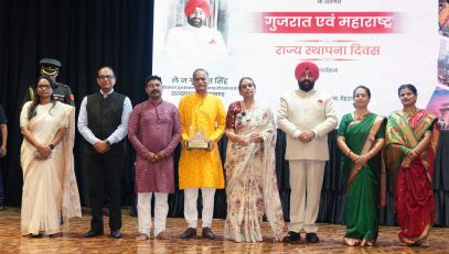 The Governor with the people present at the Gujarat and Maharashtra State Foundation Day program organized at Lok Bhavan.