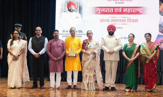 The Governor with the people present at the Gujarat and Maharashtra State Foundation Day program organized at Lok Bhavan.