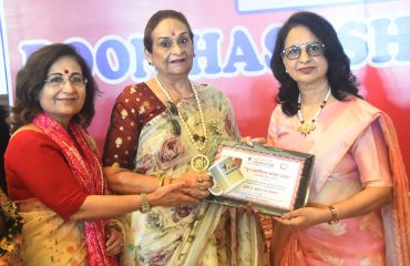 Women entrepreneurs presenting a memento to First Lady Mrs. Gurmeet Kaur on the occasion of the 