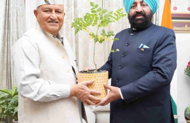 राज्यपाल से शिष्टाचार भेंट करते हुए पद्मश्री श्री प्रेमचंद शर्मा।