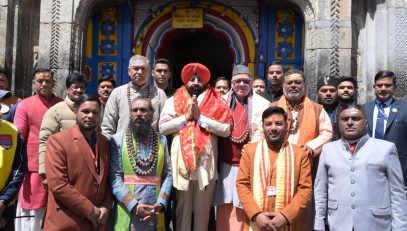 The Governor offering prayers to Baba Kedar at Shri Kedarnath Dham.