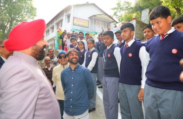 गढ़वाल राइफल रेजिमेंट सेंटर में आर्मी पब्लिक स्कूल के छात्र-छात्राओं से मुलाकात करते हुए राज्यपाल।