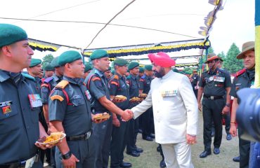 The Governor interacting with Army personnel at the Sainik Sammelan held at the Garhwal Rifles Regimental Centre, Lansdowne.