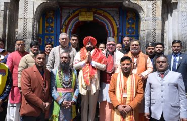श्री केदारनाथ धाम में बाबा केदार के दर्शन करते हुए राज्यपाल।