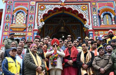 The Governor offering prayers to Lord Badri Vishal at Badrinath Dham.