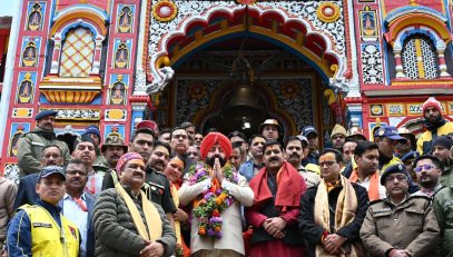 The Governor offering prayers to Lord Badri Vishal at Badrinath Dham.