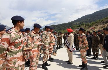 औली, चमोली में आयोजित सैनिक सम्मेलन के अवसर पर भारतीय सेना के जवानों से मुलाकात कर जानकारी प्राप्त करते हुए राज्यपाल।