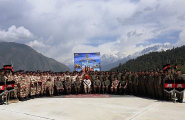औली, चमोली में आयोजित सैनिक सम्मेलन में सेना के जवानों के साथ राज्यपाल।