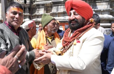 The Governor interacting with devotees at Shri Kedarnath Dham.