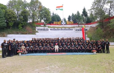 गढ़वाल राइफल्स रेजिमेंट सेंटर, लैंसडाउन में आयोजित सैनिक सम्मेलन में सेना के जवानों के साथ राज्यपाल।