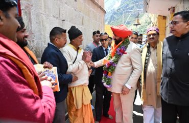 बदरीनाथ धाम में श्रद्धालुओं से मुलाकात करते हुए राज्यपाल।