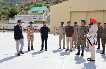 Hon’ble Governor Lieutenant General Gurmit Singh (Retd.) participated in a Soldiers’ Conference held at Auli, Chamoli, today and honoured personnel for their outstanding service and achievements.