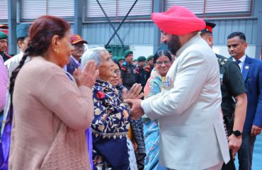 The Governor interacting with Veeranganas (war widows) at the Sainik Sammelan held at the Garhwal Rifles Regimental Centre, Lansdowne.