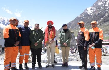 श्री केदारनाथ धाम में सेना के जवानों से मुलाकात करते हुए राज्यपाल।