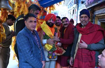 Governor Offers Prayers at Badrinath Dham, Prays for Prosperity and Well-being of the Nation and State