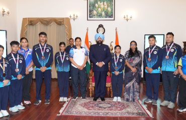 यूथ गेम्स में पदक विजेता पीएम श्री राजकीय बालिका इंटर कॉलेज की छात्राओं से मुलाकात करते हुए राज्यपाल।