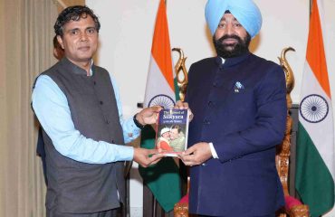 लोक भवन में आयोजित लोक मिलन कार्यक्रम में राज्यपाल को स्वलिखित पुस्तकें भेंट करते हुए लेखक।