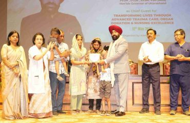 एम्स ऋषिकेश में “उन्नत ट्रॉमा देखभाल, अंगदान और नर्सिंग उत्कृष्टता” विषयक कार्यक्रम में अंगदान दानदाताओं एवं नर्सिंग अधिकारियों को सम्मानित करते हुए राज्यपाल।