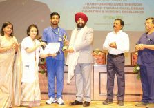 The Governor honoring organ donors and nursing officers at the program titled 