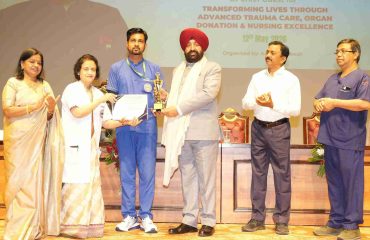 The Governor honoring organ donors and nursing officers at the program titled 