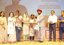 The Governor honoring organ donors and nursing officers at the program titled 