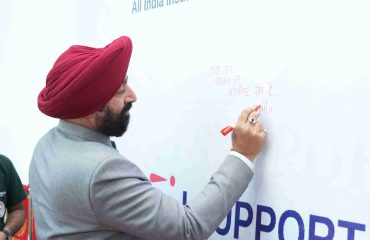 The Governor signing a pledge for organ donation on the occasion of the program titled 