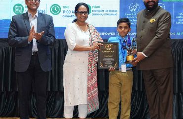 “एआई थीम रूम” के उद्घाटन कार्यक्रम के अवसर पर स्कूली बच्चों को सम्मानित करते हुए राज्यपाल।