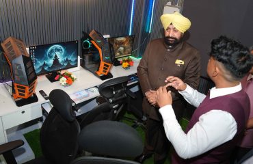 “एआई थीम रूम” में आधुनिक उपकरणों का निरीक्षण कर जानकारी प्राप्त करते हुए राज्यपाल।
