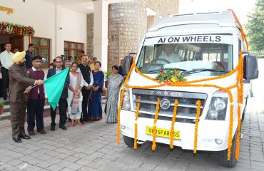 “एआई ऑन व्हील्स” वाहन का फ्लैग ऑफ करते हुए राज्यपाल।