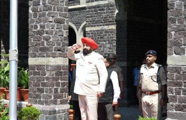 लोक भवन नैनीताल पहुंचने पर राज्यपाल को गार्ड ऑफ ऑनर देते हुए पीएसी के जवान।