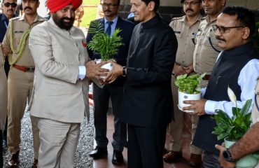 राज्यपाल का नैनीताल पहुंचने पर स्वागत करते हुए कुमाऊं आयुक्त एवं अन्य वरिष्ठ प्रशासनिक अधिकारीगण।