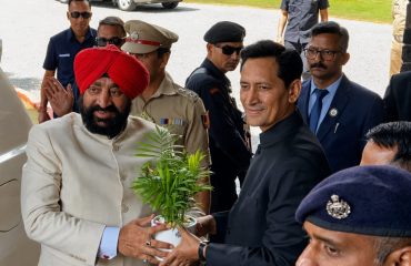 Kumaon Commissioner Deepak Rawat and other senior administrative officials welcoming the Governor upon his arrival at Lok Bhavan, Nainital.