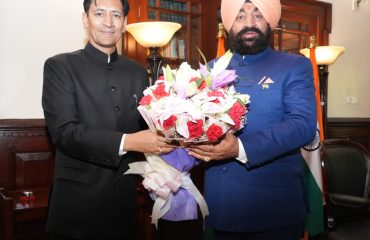 राज्यपाल से लोक भवन नैनीताल में शिष्टाचार भेंट करते हुए कुमाऊं मंडल आयुक्त श्री दीपक रावत।