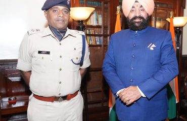 राज्यपाल से लोक भवन नैनीताल में शिष्टाचार भेंट करते हुए वरिष्ठ पुलिस अधीक्षक नैनीताल डॉ. मंजूनाथ टीसी।