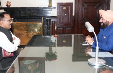 राज्यपाल से लोक भवन नैनीताल में शिष्टाचार भेंट करते हुए जिलाधिकारी नैनीताल।