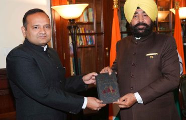 राज्यपाल से लोक भवन नैनीताल में शिष्टाचार भेंट करते हुए कुमाऊं मंडल विकास निगम के प्रबंध निदेशक श्री विनीत तोमर।