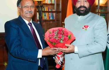 राज्यपाल से शिष्टाचार भेंट करते हुए उत्तराखण्ड मुक्त विश्वविद्यालय के कुलपति प्रो. नवीन चन्द्र लोहानी।
