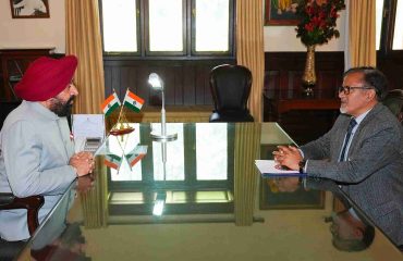 राज्यपाल से शिष्टाचार भेंट करते हुए कुमाऊं विश्वविद्यालय के कुलपति ।