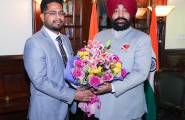 राज्यपाल से शिष्टाचार भेंट करते हुए डीएफओ नैनीताल आकाश गंगवार।