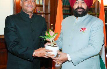 राज्यपाल से शिष्टाचार भेंट करते हुए मुख्य विकास अधिकारी, नैनीताल अरविंद कुमार पांडेय।