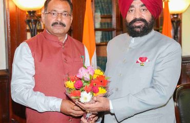 राज्यपाल से शिष्टाचार भेंट करते हुए सोबन सिंह जीना विश्वविद्यालय के कुलपति।