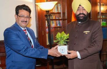 राज्यपाल से लोक भवन नैनीताल में उत्तराखण्ड न्यायिक एवं विधि अकादमी के निदेशक श्री प्रदीप पंत शिष्टाचार भेंट की।