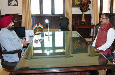 राज्यपाल से शिष्टाचार भेंट करते हुए सोबन सिंह जीना विश्वविद्यालय के कुलपति।