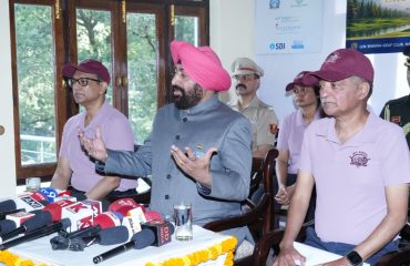लोक भवन गोल्फ कोर्स, नैनीताल में आयोजित 21वें “गवर्नर्स कप गोल्फ टूर्नामेंट” के शुभारंभ अवसर पर मीडिया से वार्ता करते हुए राज्यपाल।