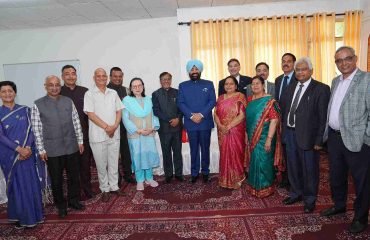 कुमाऊं विश्वविद्यालय के डीबीएस परिसर में कुमाऊं विश्वविद्यालय के कुलपति एवं संकायाध्यक्ष के साथ राज्यपाल।